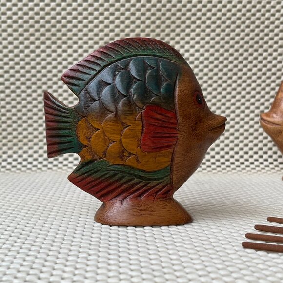 2 Wood Hand Carved Hand Painted Tropical Fishes 4" Tall - Picture 4 of 16